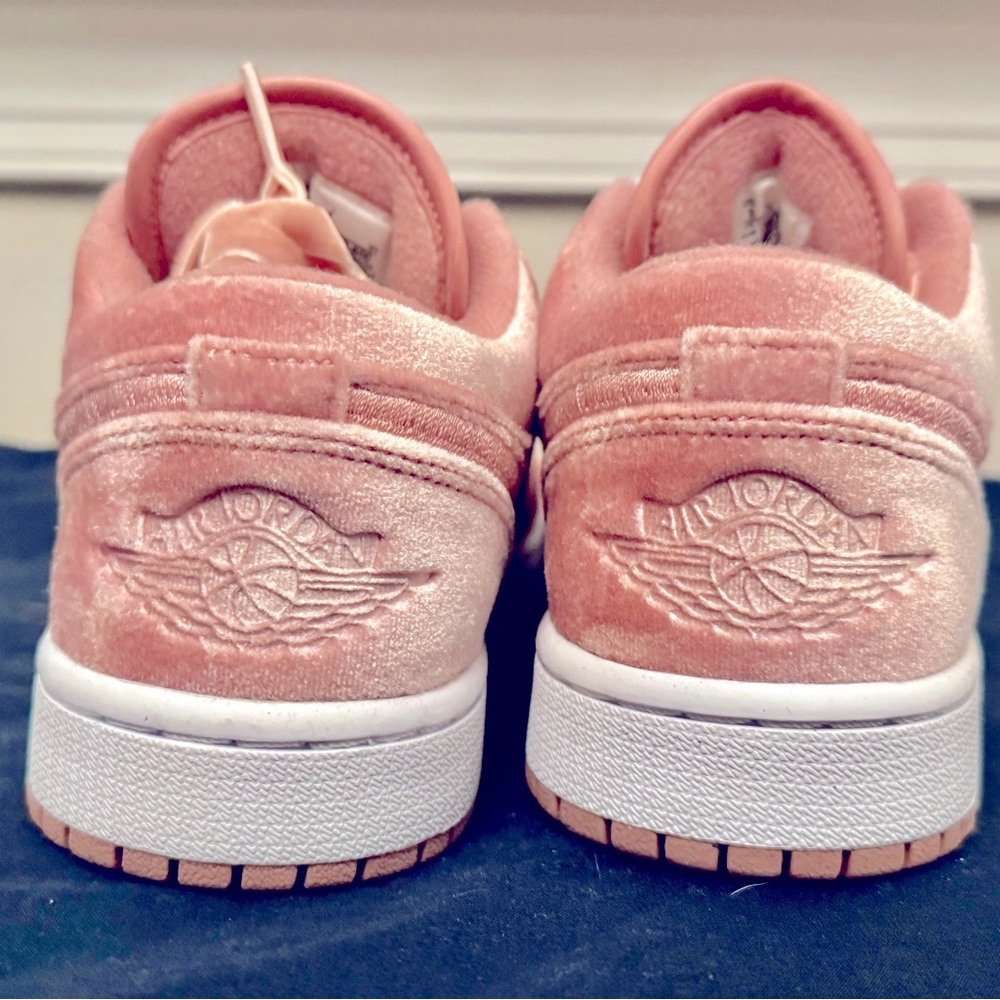 2022 Wmns Air Jordan 1 Low SE 'Pink Velvet' | Sz 8 - Picture 4 of 12